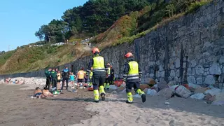 Espectacular accidente en la playa de Arnao: un ciclista de 38 años cae por la ladera y acaba en la arena