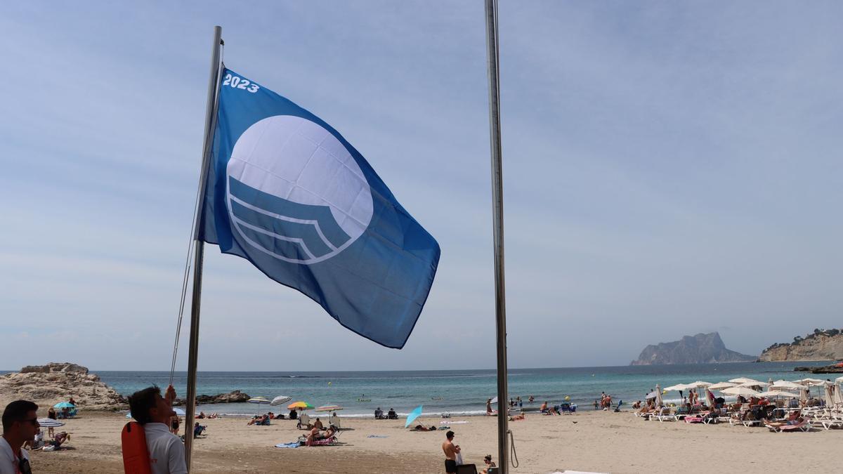 Los socorristas izan la bandera azul en la playa de l'Ampolla