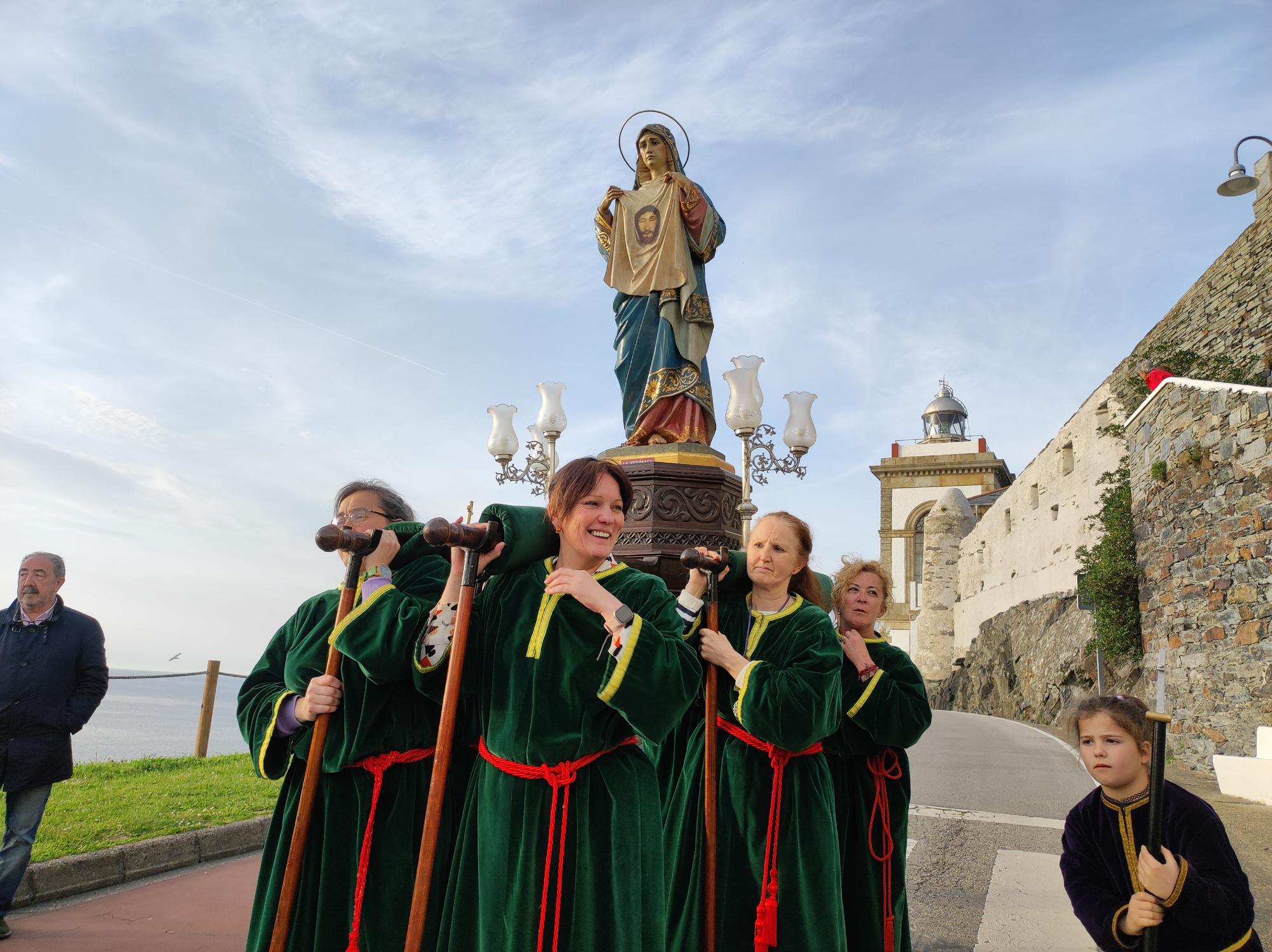 Así fue la procesión de bajada que abre la Semana Santa de Luarca