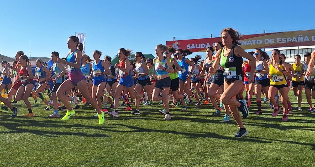 Salida de una de las carreras del Campeonato de España máster de cross del 2024.