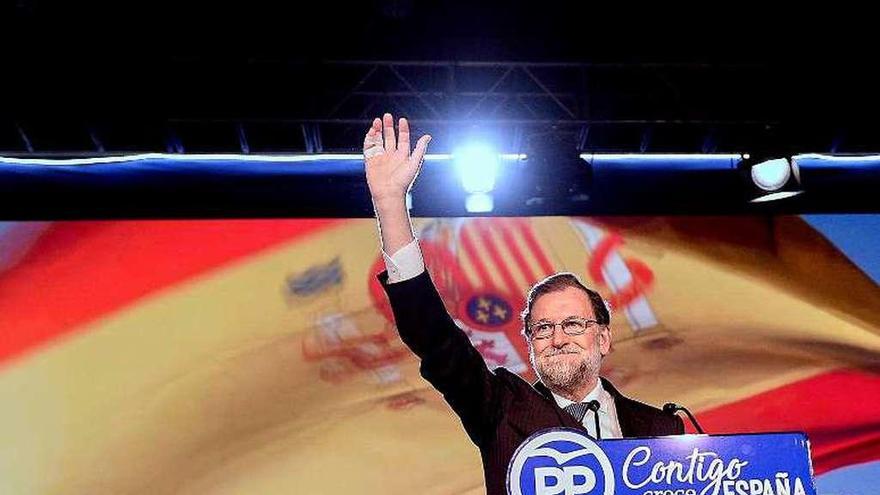 Rajoy interviene en la clausura de la convención sevillana. // AFP