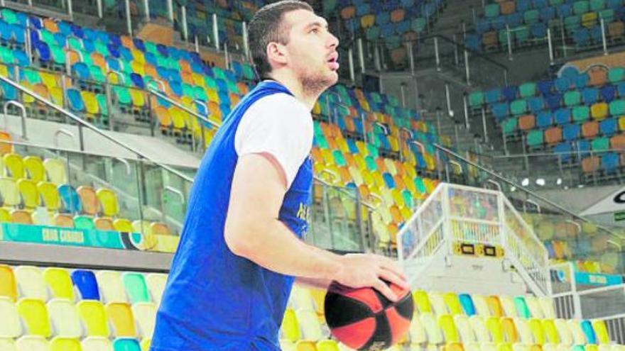 Beqa Burjanadze, ala-pívot del Herbalife Gran Canaria, en el entrenamiento de ayer en el Arena de Siete Palmas.