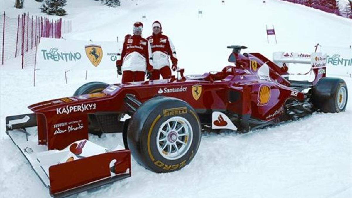 Alonso y Massa se hacen la última foto con el Ferrari 2012. El 1 de febrero dispondrán del nuevo monoplaza.