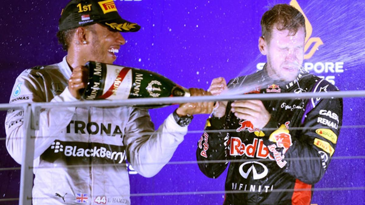 Hamilton celebra su triunfo en el GP de Singapur con Vettel