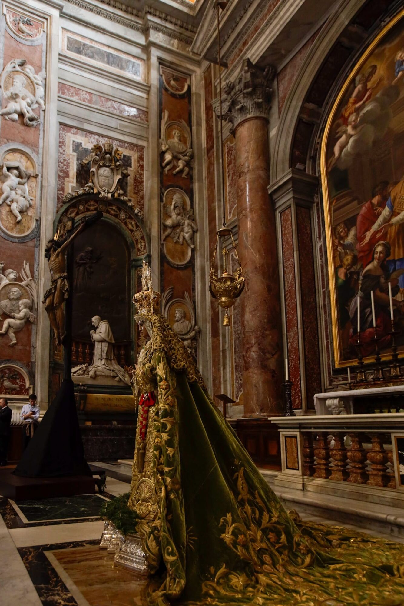 La Virgen de la Esperanza y el Cristo de la Expiración (El Cachorro), de Sevilla, están expuestos al culto en la Basílica de San Pedro