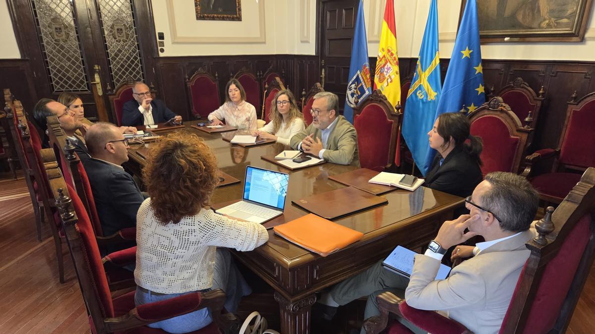 Alfredo García Quintana, en el centro, presidiendo la primera reunión de la mesa de turismo MICE.