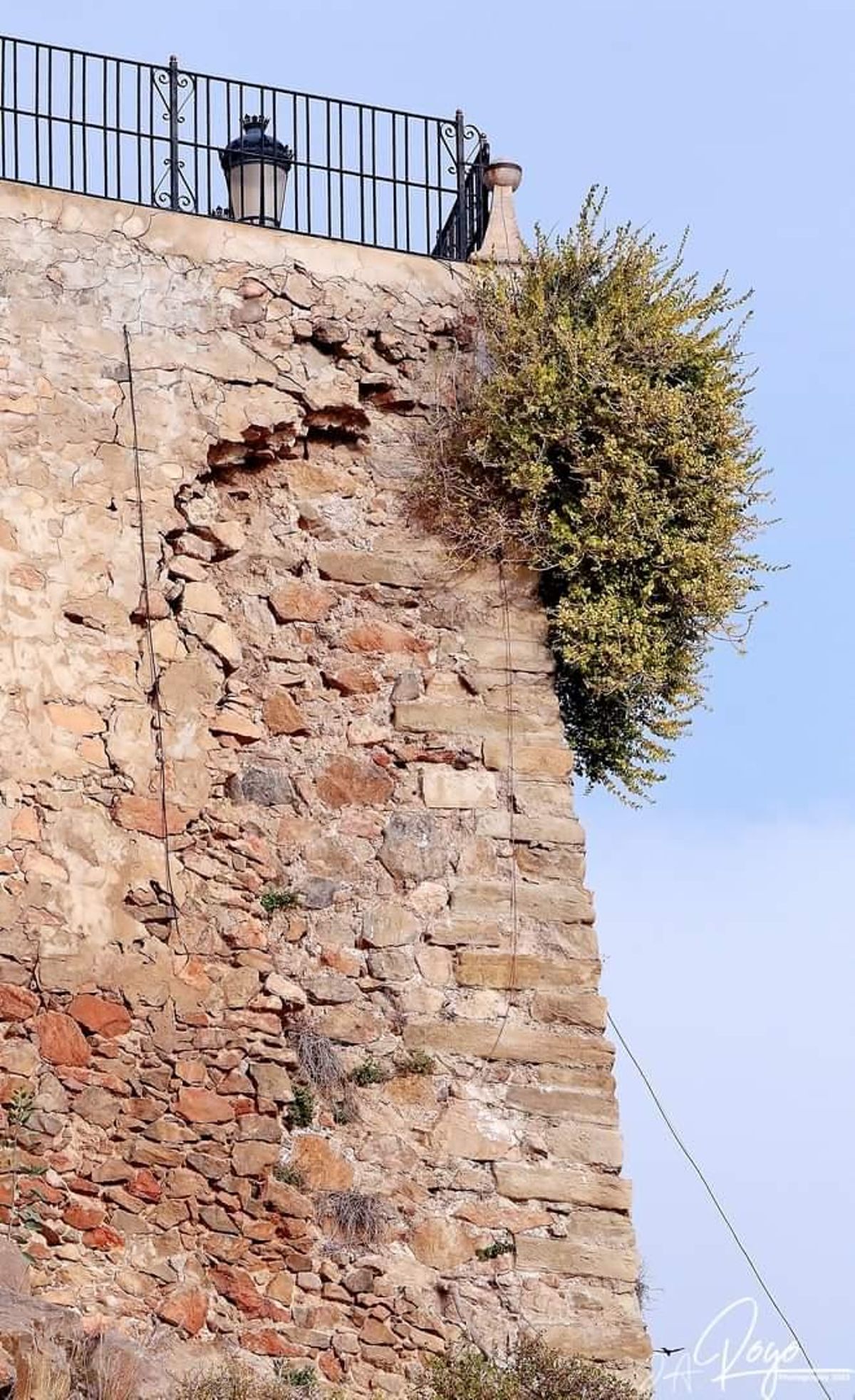 Daños en el muro de recubrimiento del santuario