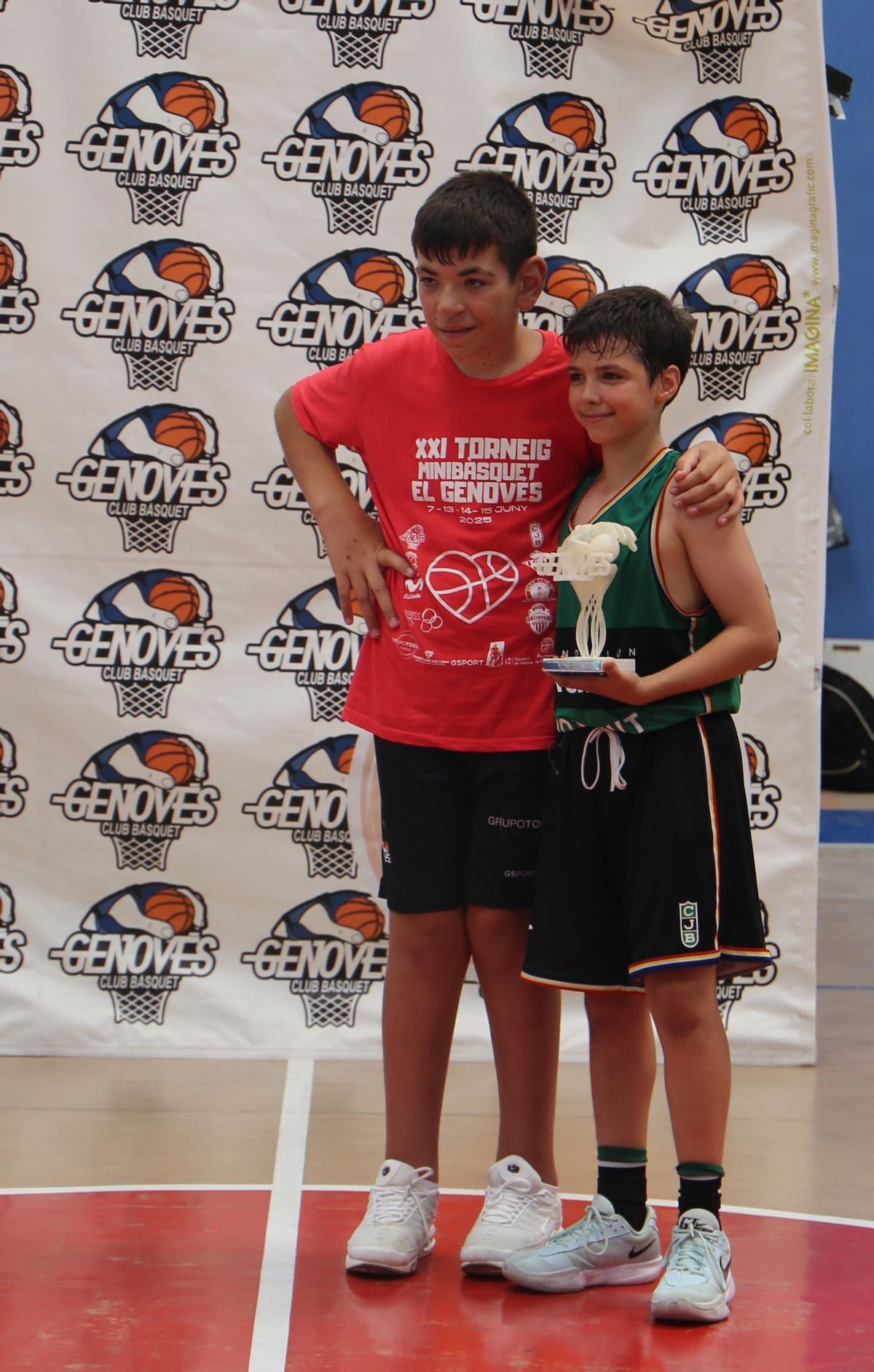 Jan Botinas, del Joventut de Badalona, con el trofeo de mejor jugador del torneo del Genovés.