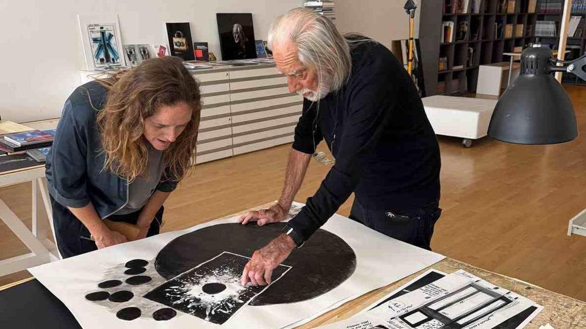 Jackie Herbst y Fabrizio Plessi, en el estudio del artista, el pasado mes de julio.