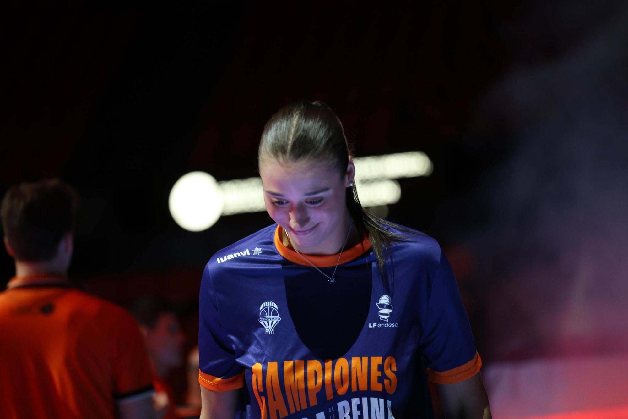 El Valencia Basket celebra a lo grande la Copa de la Reina con su afición