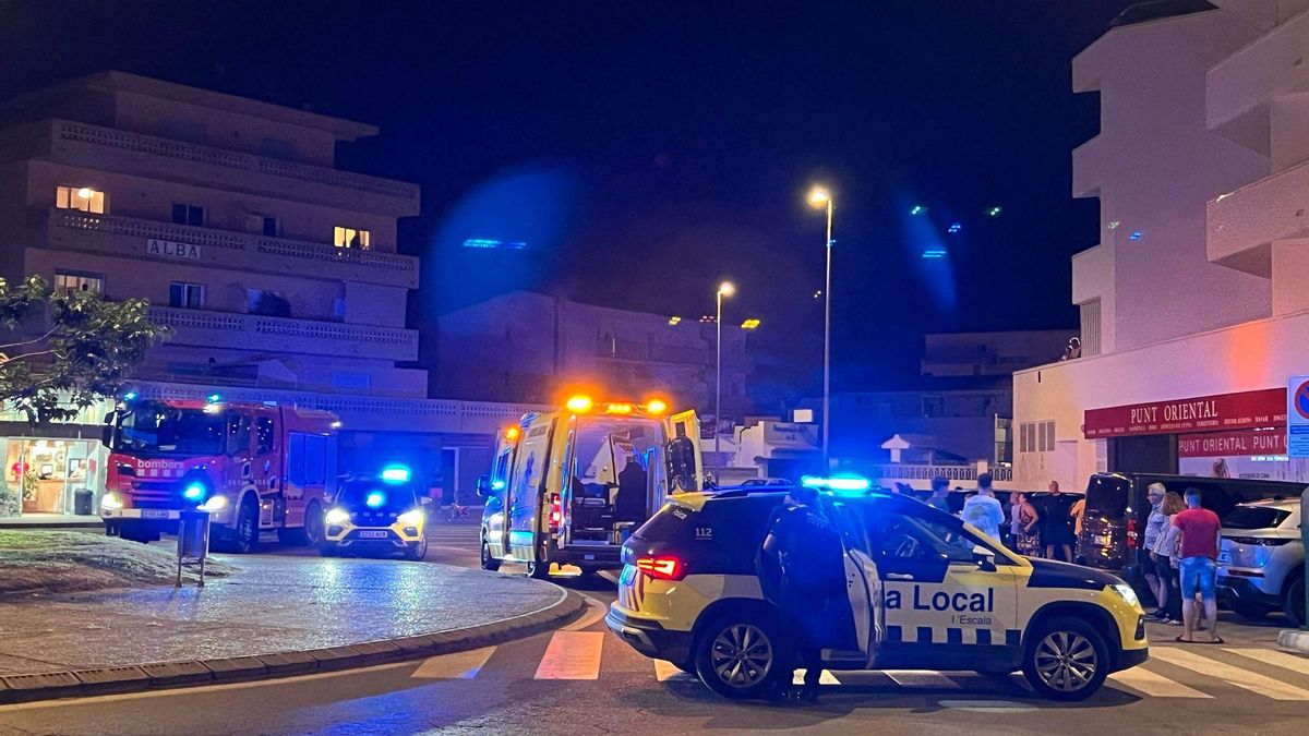 Els serveis d'emergència atenent la parella atropellada a l'Escala.