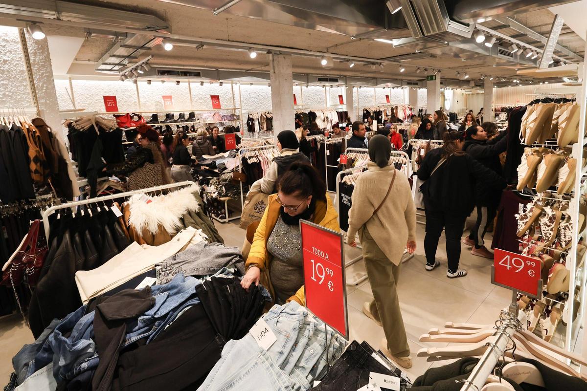 Mira aquí todas las fotos del primer día de rebajas en Ibiza