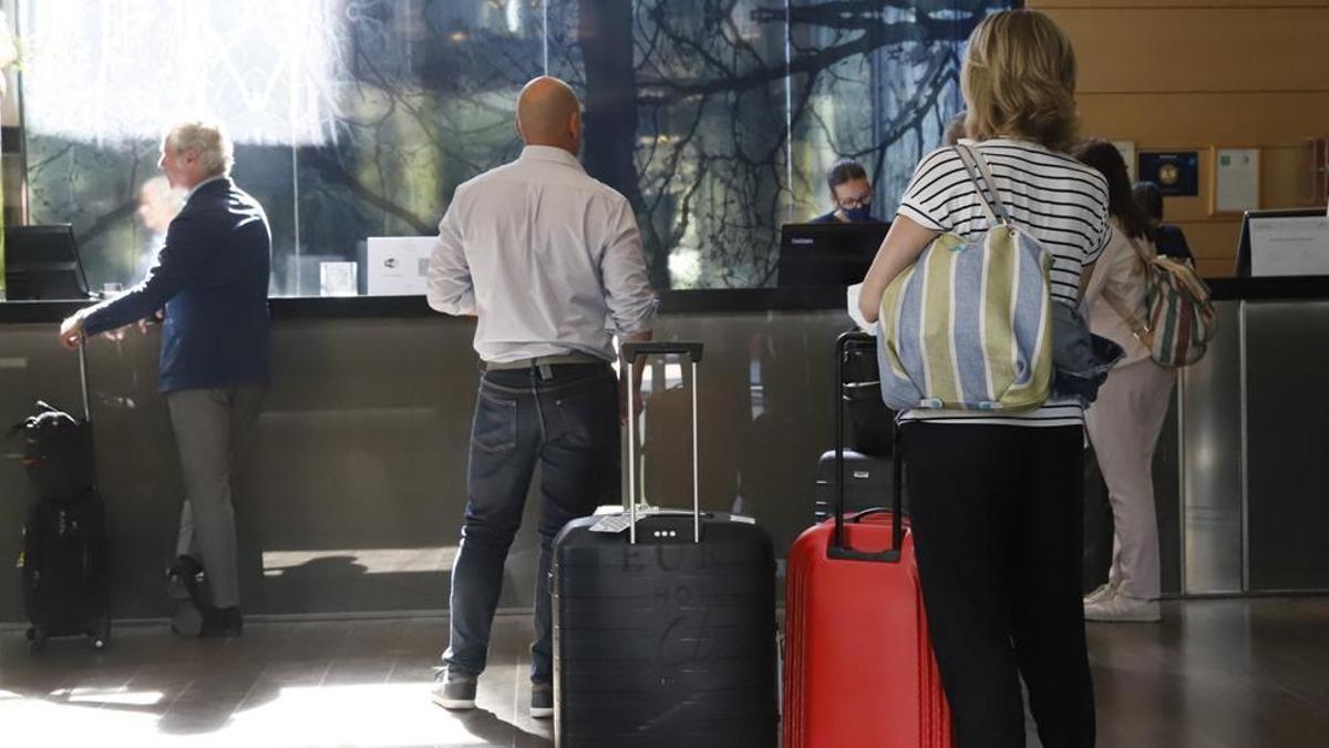 Turistas llegan a la recepción de un hotel, en una imagen de archivo.