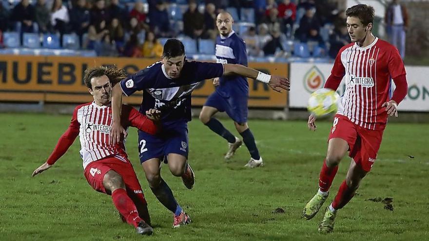 El rojiblanco Pelayo Suárez despeja ante Boedo con Gragera a la derecha y Luis Morán al fondo.