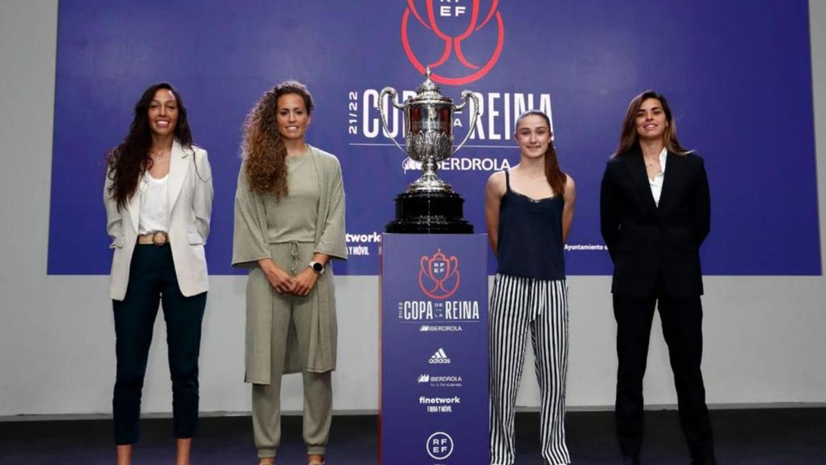 Las jugadoras de los cuatro clubes –con Patri Gavira la segunda por la izquierda–, antes del sorteo de ayer. | | RFEF