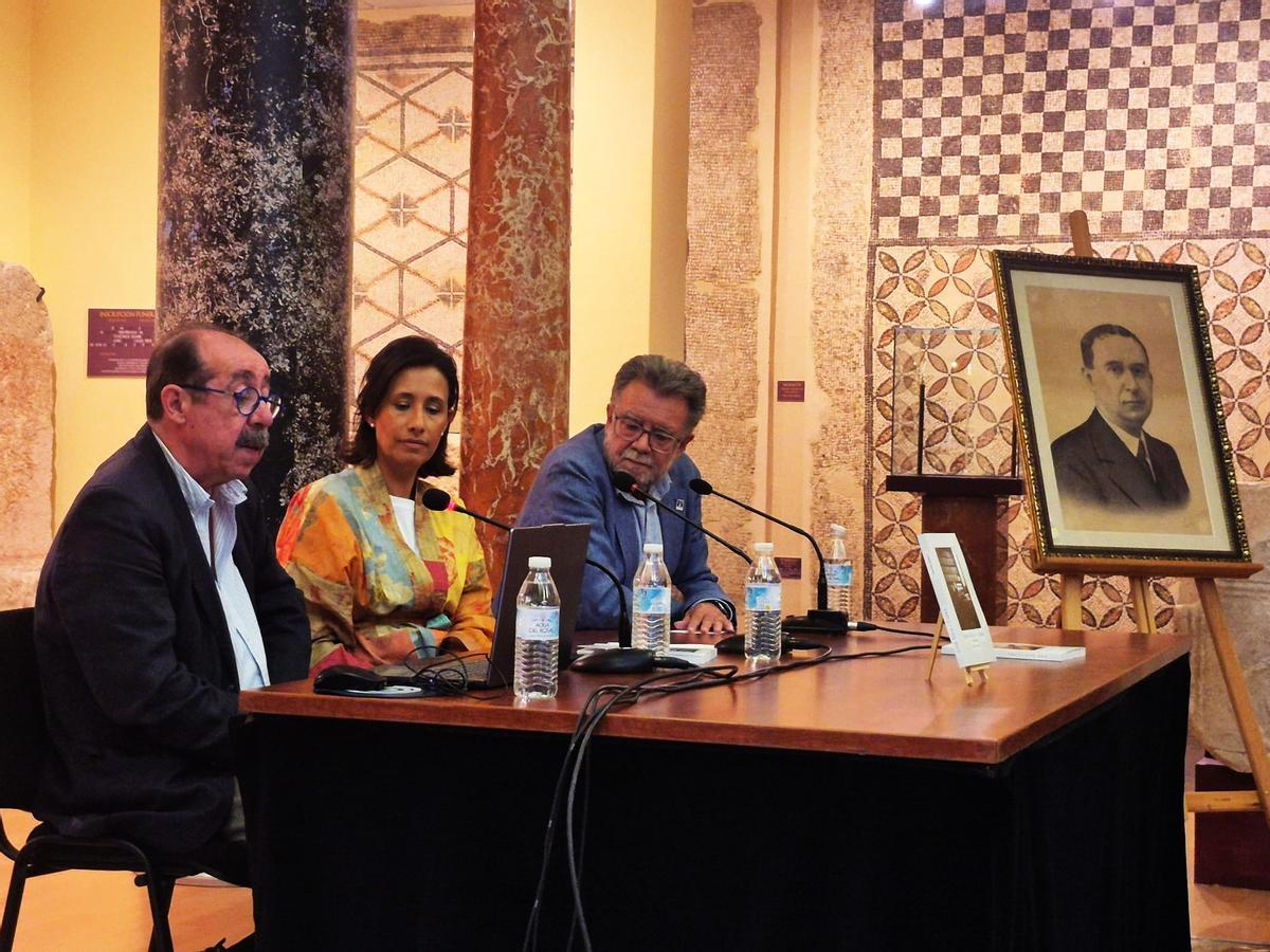 José Pérez Muñoz, María Sierra Sabariego y José Luis Casas, en la presentación del libro sobre Juan Soca en Cabra.