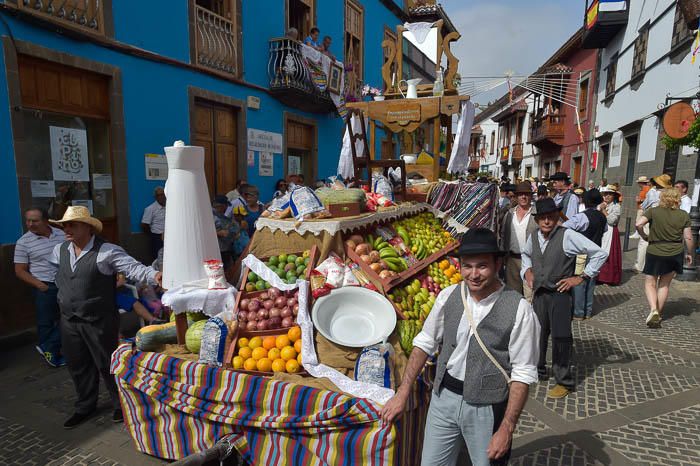 Carretas y grupos en la romería del Pino