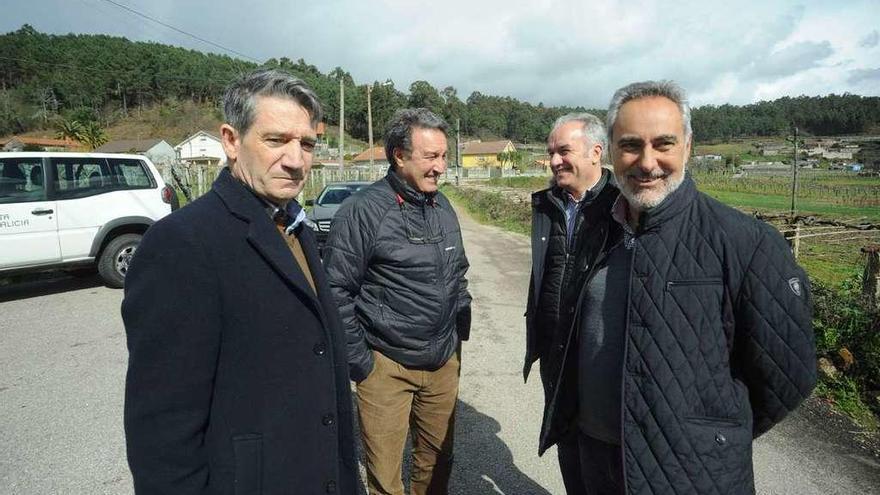 José Luis Pérez (izquierda) y Cores Tourís (derecha) en la visita de ayer. // Iñaki Abella