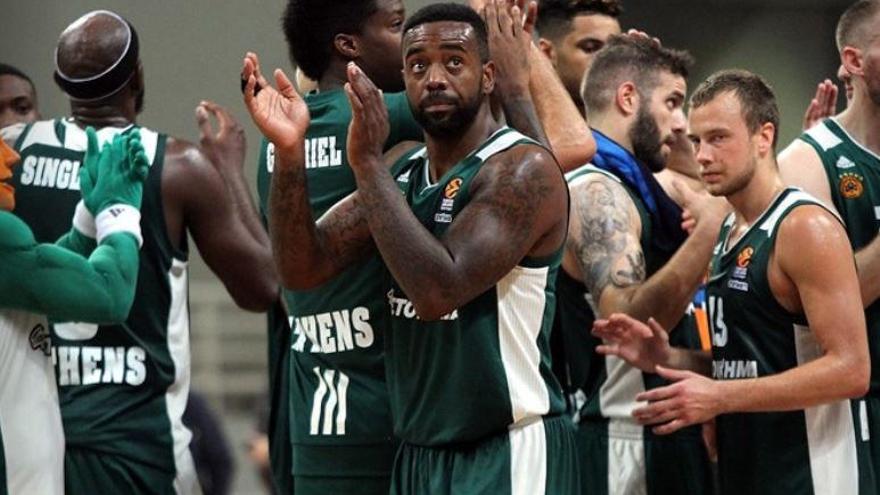 Los jugadores del PAO saludan tras un partido.