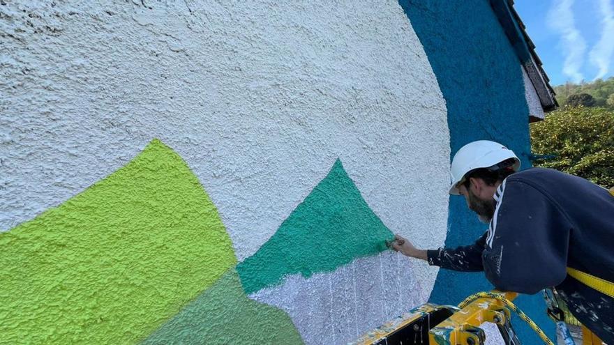 Marcelino de La Fuente pintando en Ciaño. A la derecha, preparación de una medianera en La Felguera antes de comenzar el mural. | LNE