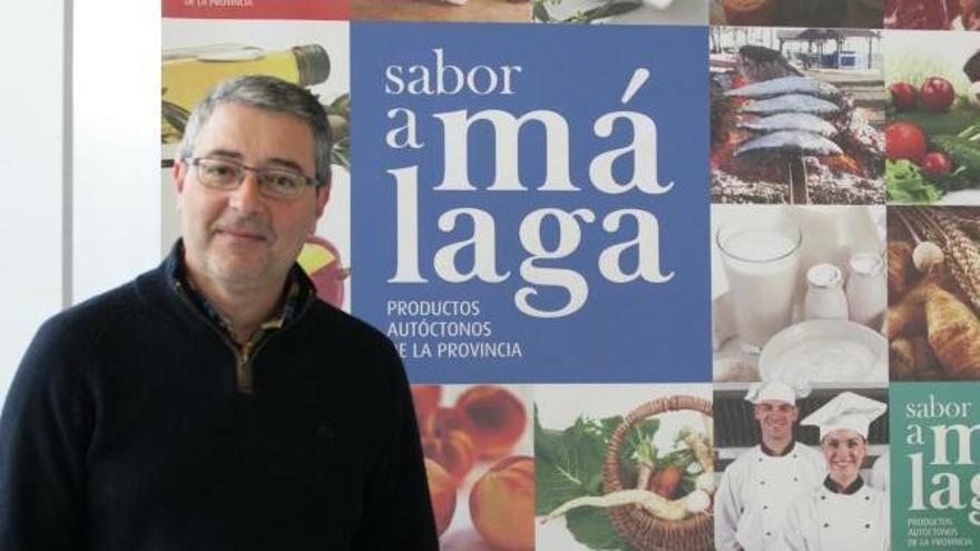 Francisco Salado, en una imagen de archivo, junto a un cartel promocional de Sabor a Málaga