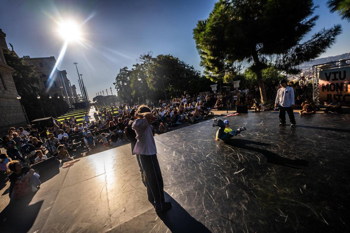 Curvas Battle 2vs2 Bonnie and Clyde. Espectáculo de Breakdance en el  Exterior del  MNAC