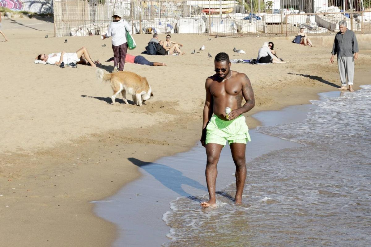 Barceloneses acuden a la playa por las altas temperaturas de noviembre