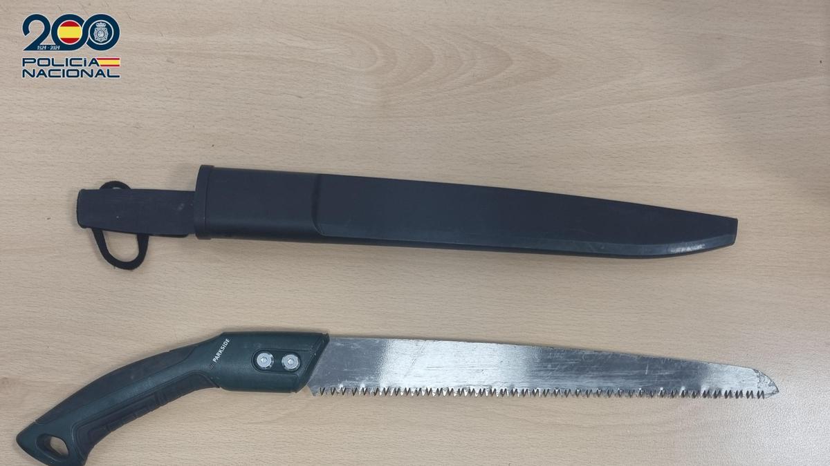 Cuchillo y pistola simulada con la que el conductor amenazó al policía de paisano en Palma