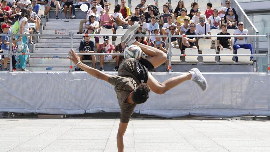 Un participante de la modalidad de fútbol freestyle