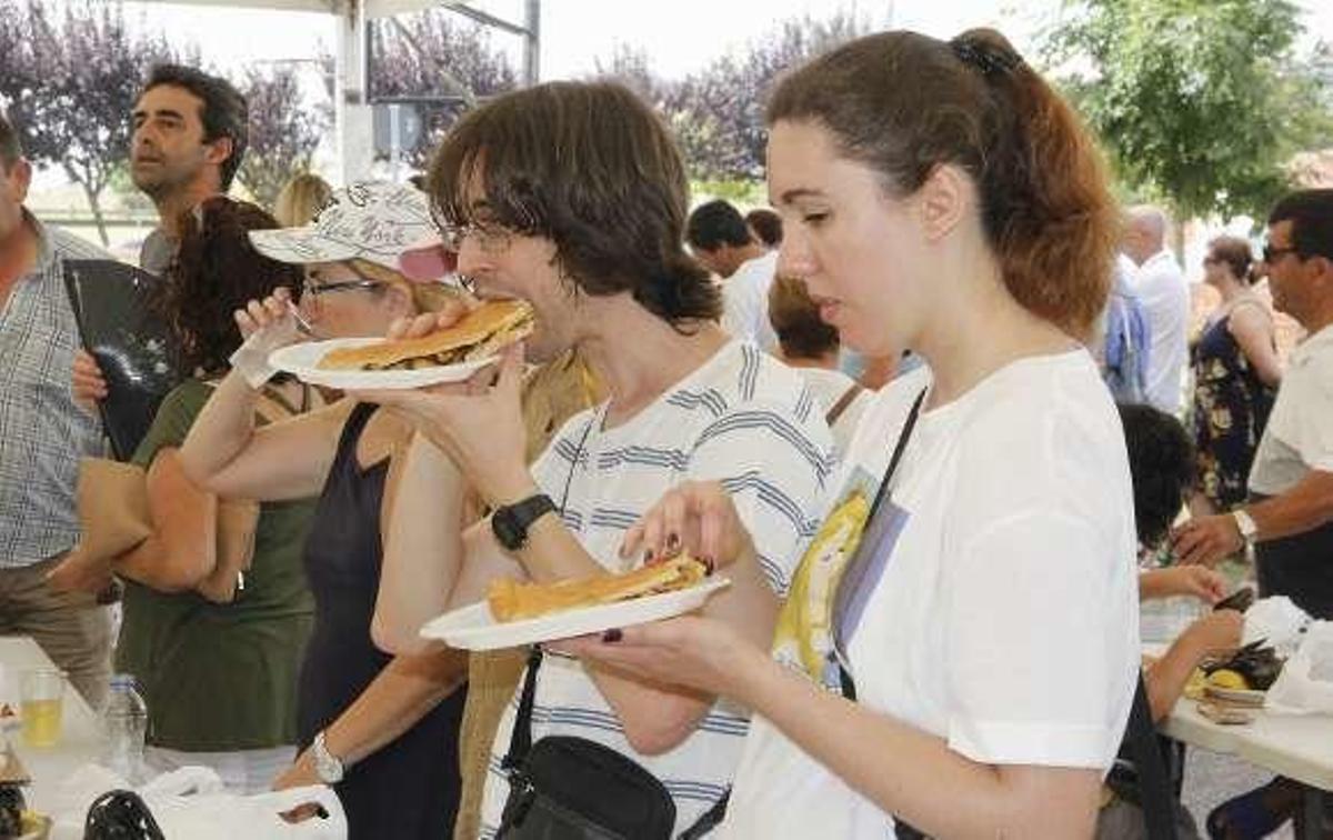 Adrián Ríos evoca al "marisco proletario" en la Festa do Mexillón, que agota a media jornada las cinco toneladas