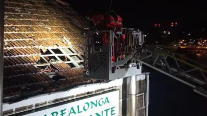 El viento provoca la caída de varias tejas del restaurante Arealonga