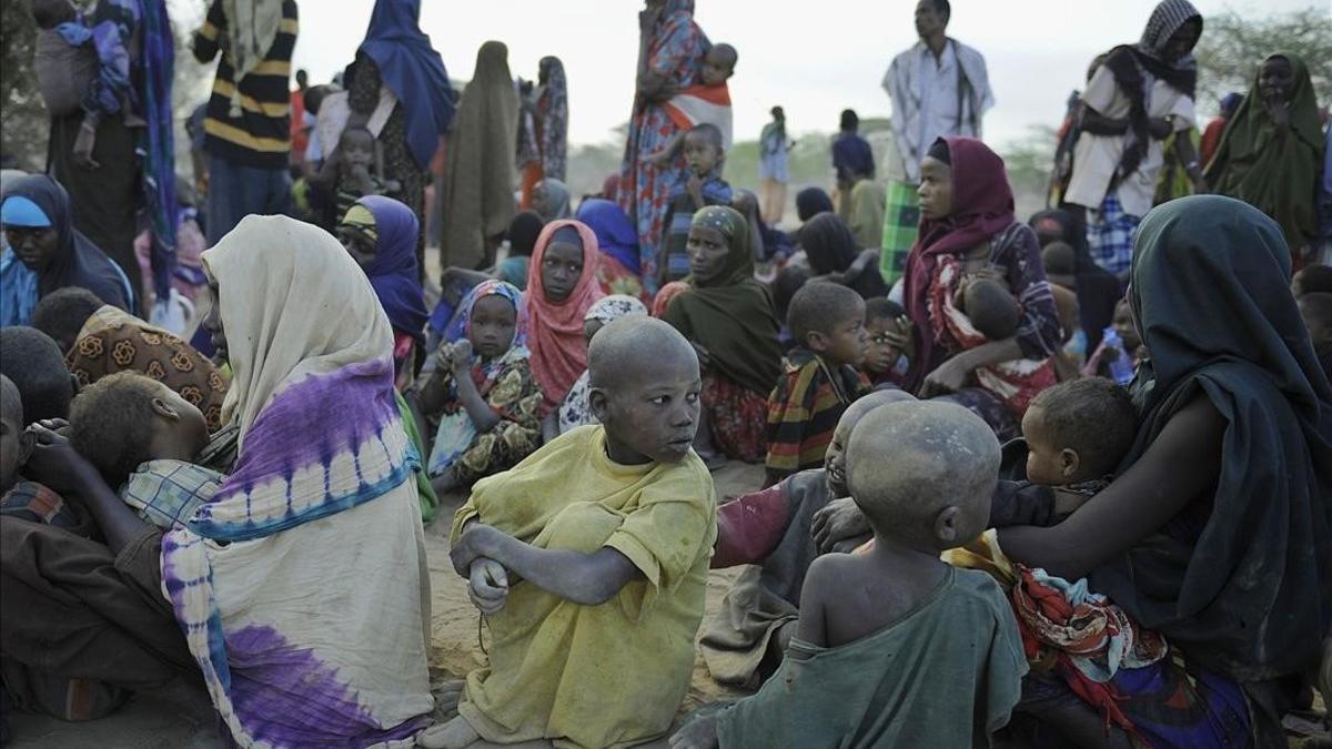 Desplazados esperan ser registrados en el campo de Dadaab, en Kenia.