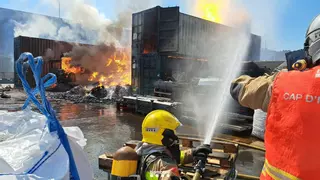 Diez dotaciones de Bombers intervienen en un incendio en el exterior de una industria en Rubí