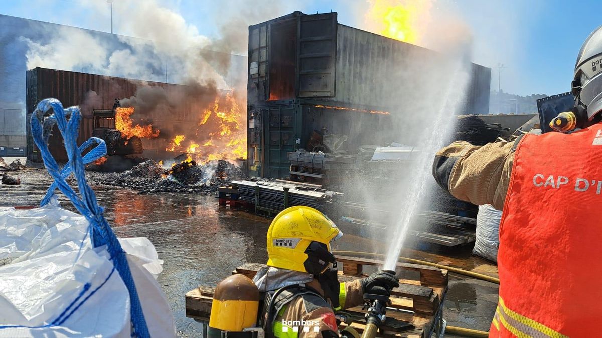 Bombers en el incendio de una fabrica de Rubí