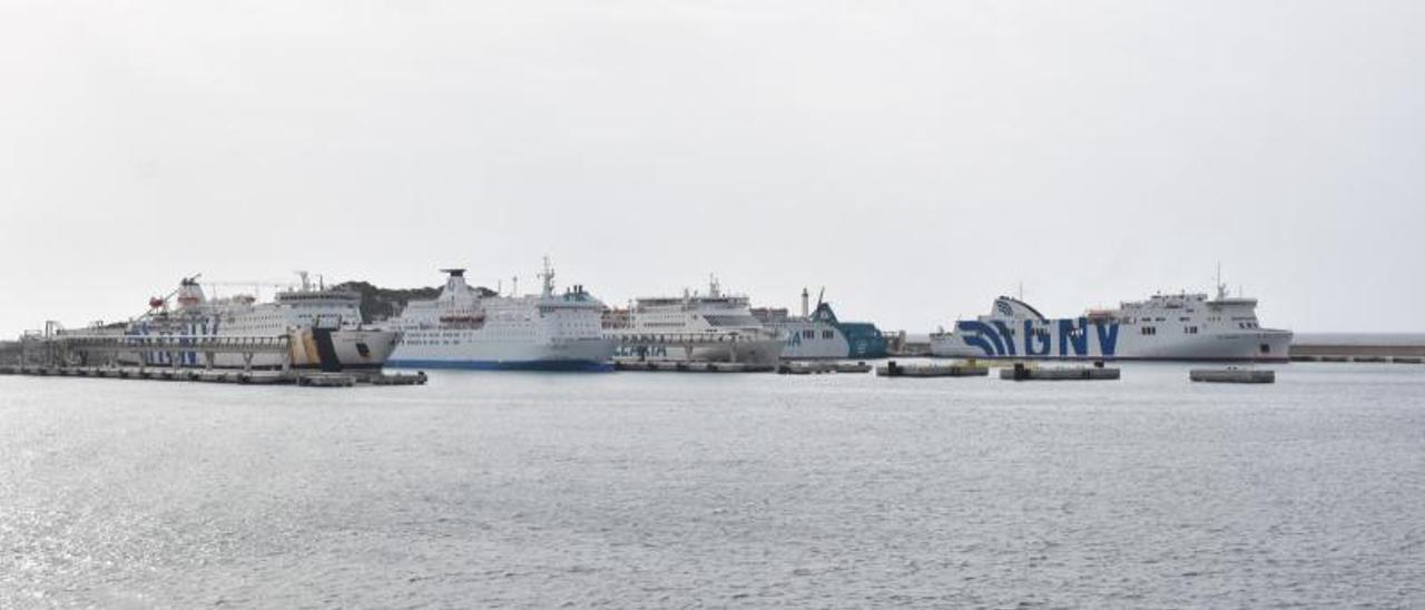 Hasta cinco buques de tráfico regular de cabotaje amarrados en es Botafoc a principios de esta semana.