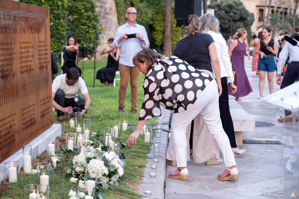 Prohens homenajea a las víctimas de los bombardeos republicanos sobre Palma en un acto sin Memòria de Mallorca