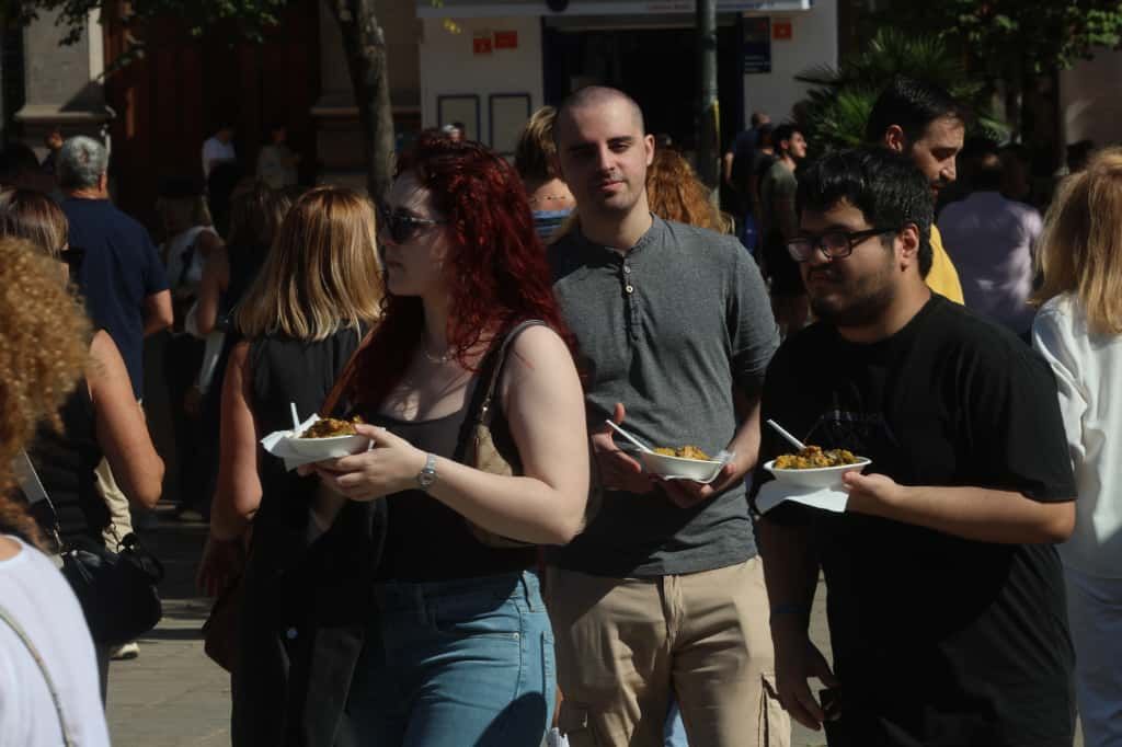 La plaza del Ayuntamiento de València se convierte en un gran restaurante al aire libre con el Tastarròs