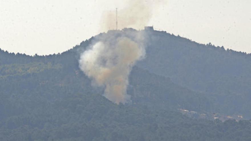 La nube de humo era visible desde Navia. // Marta G. Brea