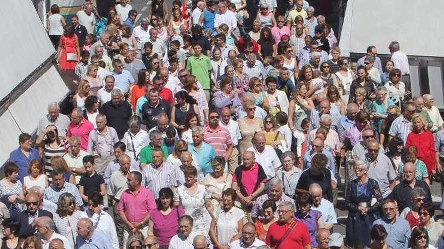 Vecinos en la procesión de Santiago Apóstol, en A Ponte. // I. Osorio