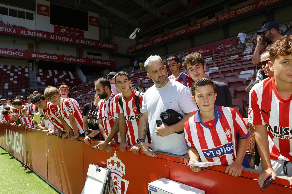 Los nueve fichajes del Sporting reciben el primer baño de masas en El Molinón ante 600 aficionados