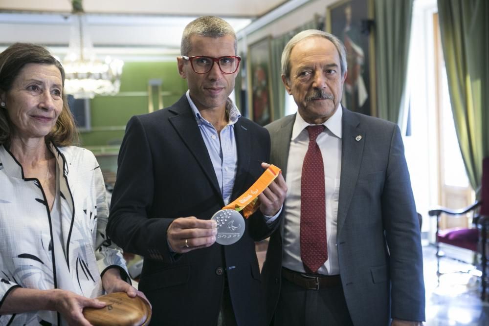 Alberto Suárez Laso, medallista olímpico, es recibido en el Ayuntamiento de Oviedo por Wenceslao López