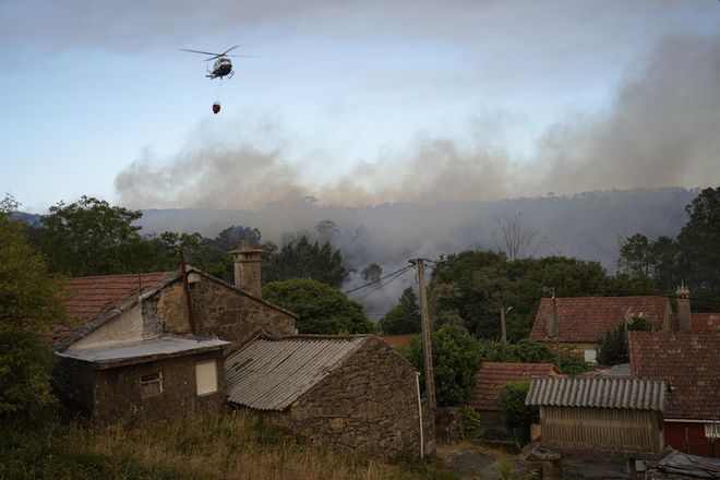 Cinco focos simultáneos, detrás del incendio de A Cañiza en nivel 2 de alerta
