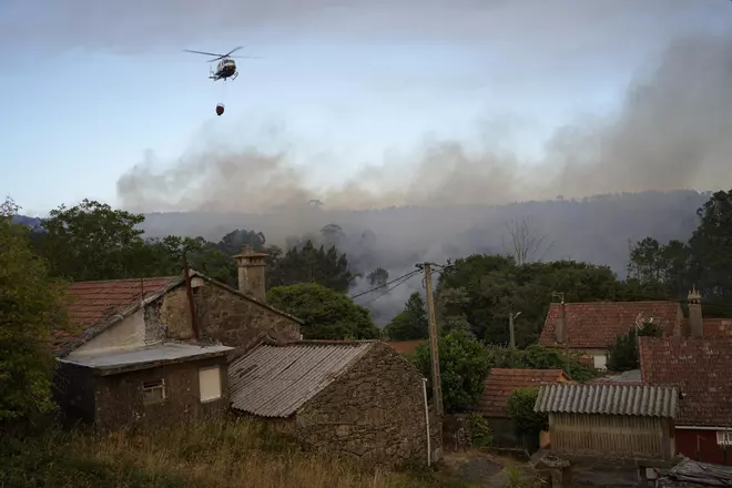 Cinco focos simultáneos, detrás del incendio de A Cañiza en nivel 2 de alerta