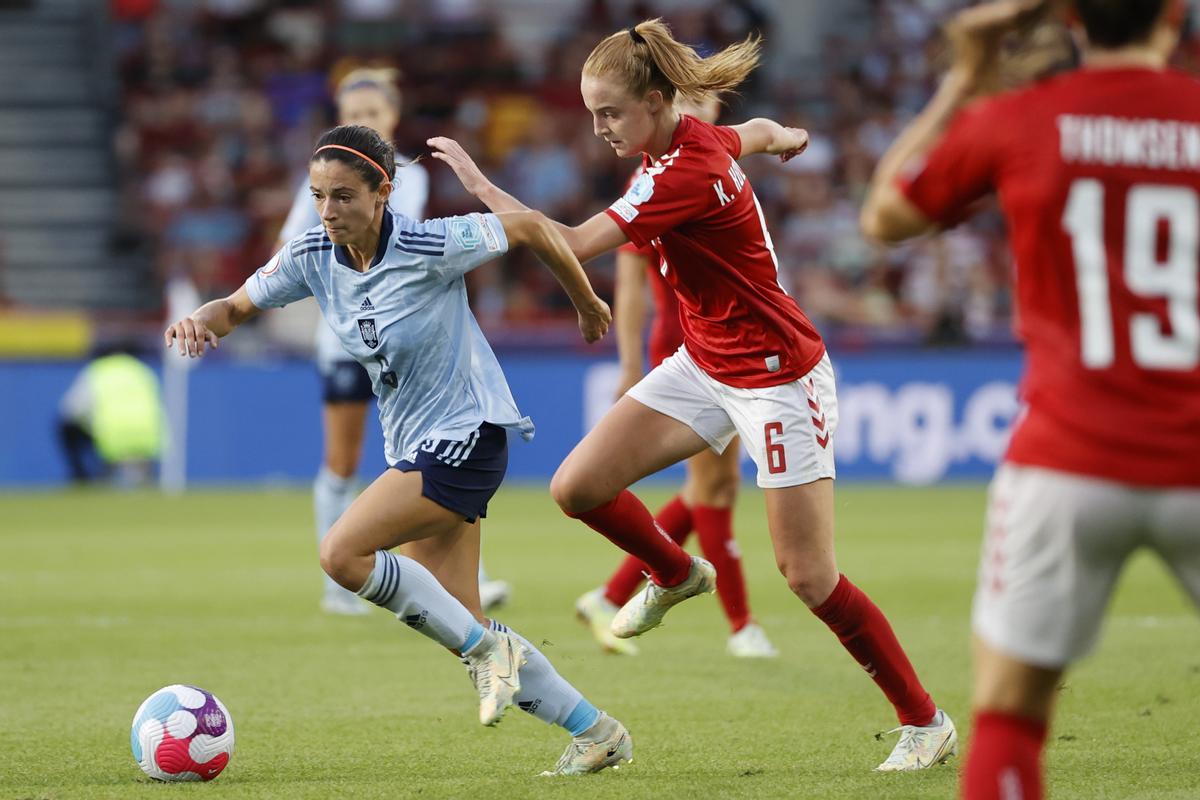 Aitana Bonmati inicia una acción en el partido ante Dinamarca