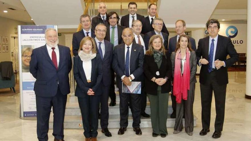 El director ejecutivo de Barreras, José García Costas, en el centro; a su derecha, el presidente de Puertos del Estado, José Llorca, junto a los miembros del comité ejecutivo de Navalia. // Alba Villar