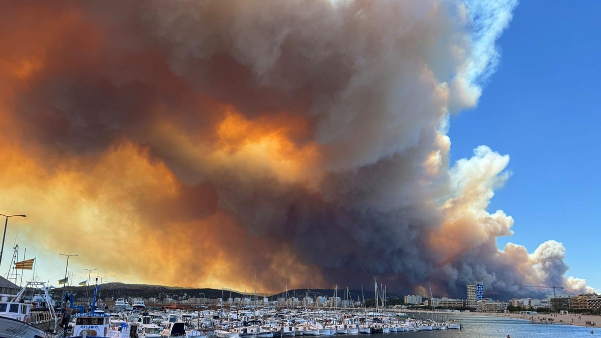 El foc des d'una platja de Palamós