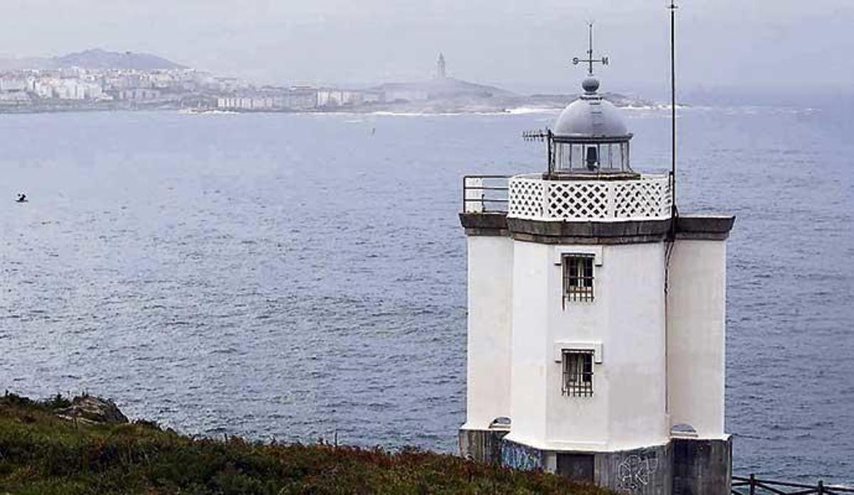 El faro 'pequeno', el más cercano al mar y el más visitado en Mera.