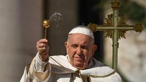El papa Francisco reaparece en la misa de Pascua en la Basílica de San Pedro