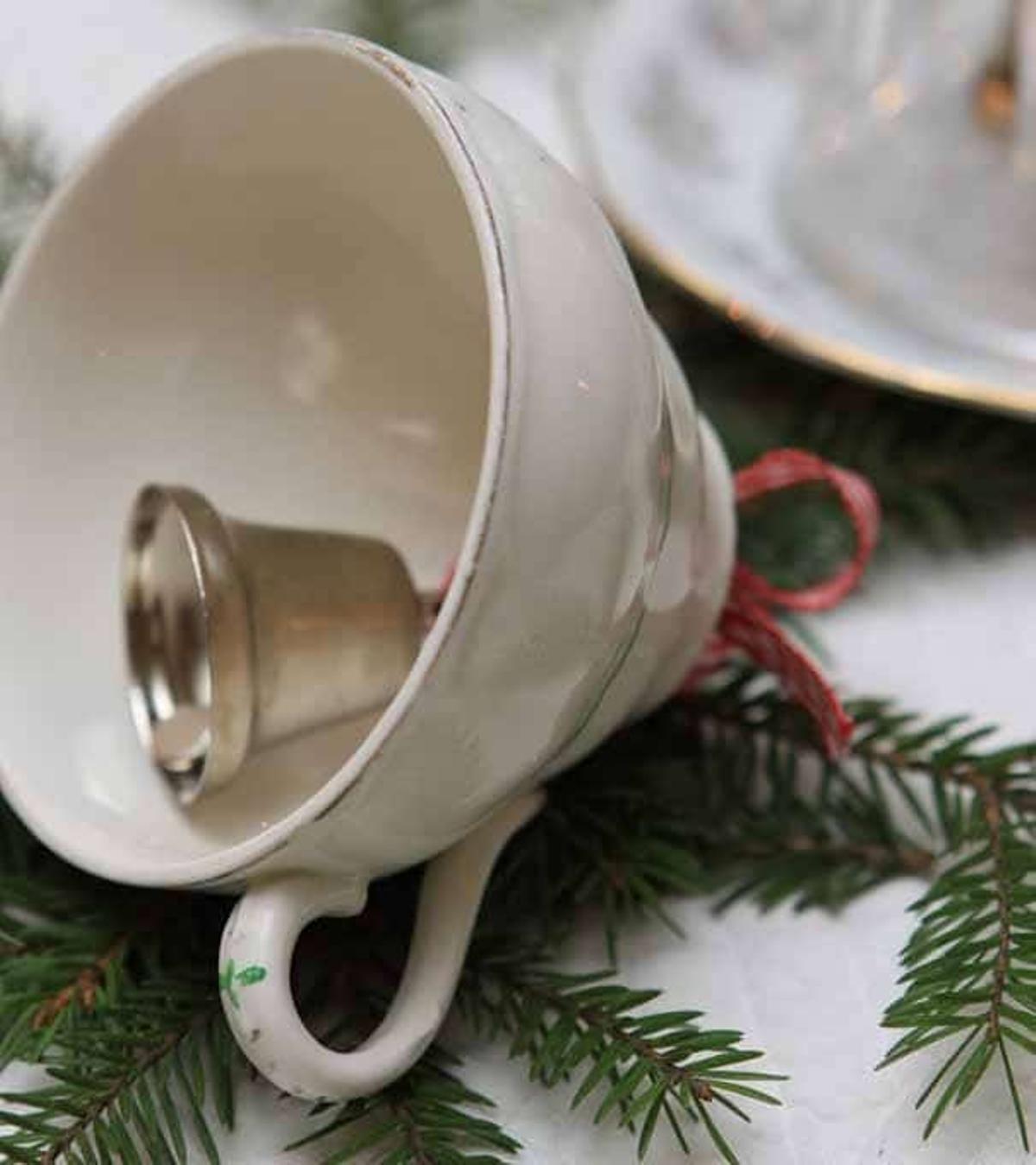 Campanas con tazas de Té o café.