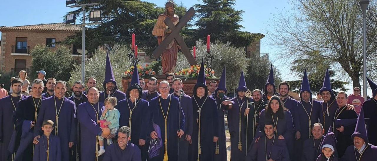 Los cargadores posan junto a Jesús Camino del Calvario un Viernes Santo. | Cedida cargadores